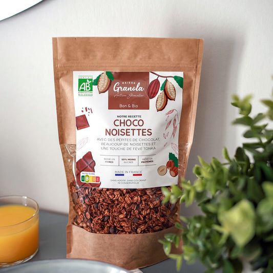 Sachet de granola choco noisettes avec des pépites de chocolat, beaucoup de noisettes et une touche de fève Tonka